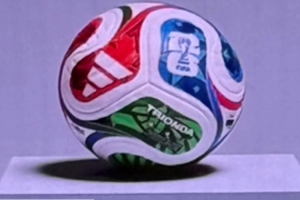 体育赛事-2026世界杯用球泄露:名称为“Trionda”,采用红色、绿色和蓝色