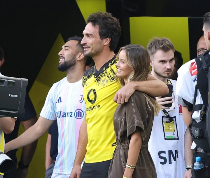 新欢胜旧爱🫣胡梅尔斯告别赛不通知前妻&7岁儿子,带小10岁女友