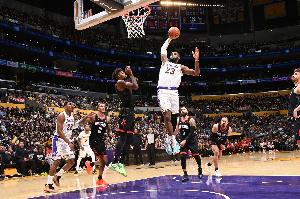 火湖大战!ESPN预测明天胜率:湖人51.1%略占优势 火箭48.9%